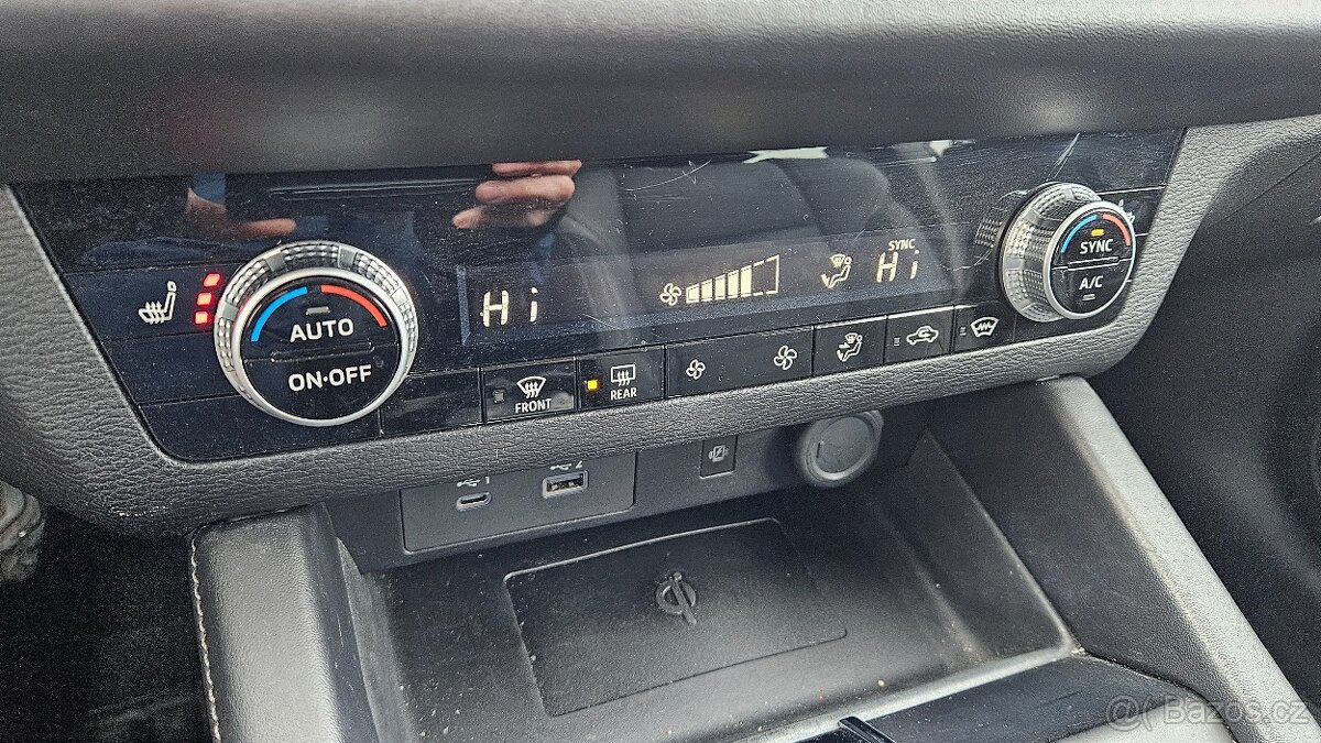 Outlander 2,4i Intense 7-míst. - 11