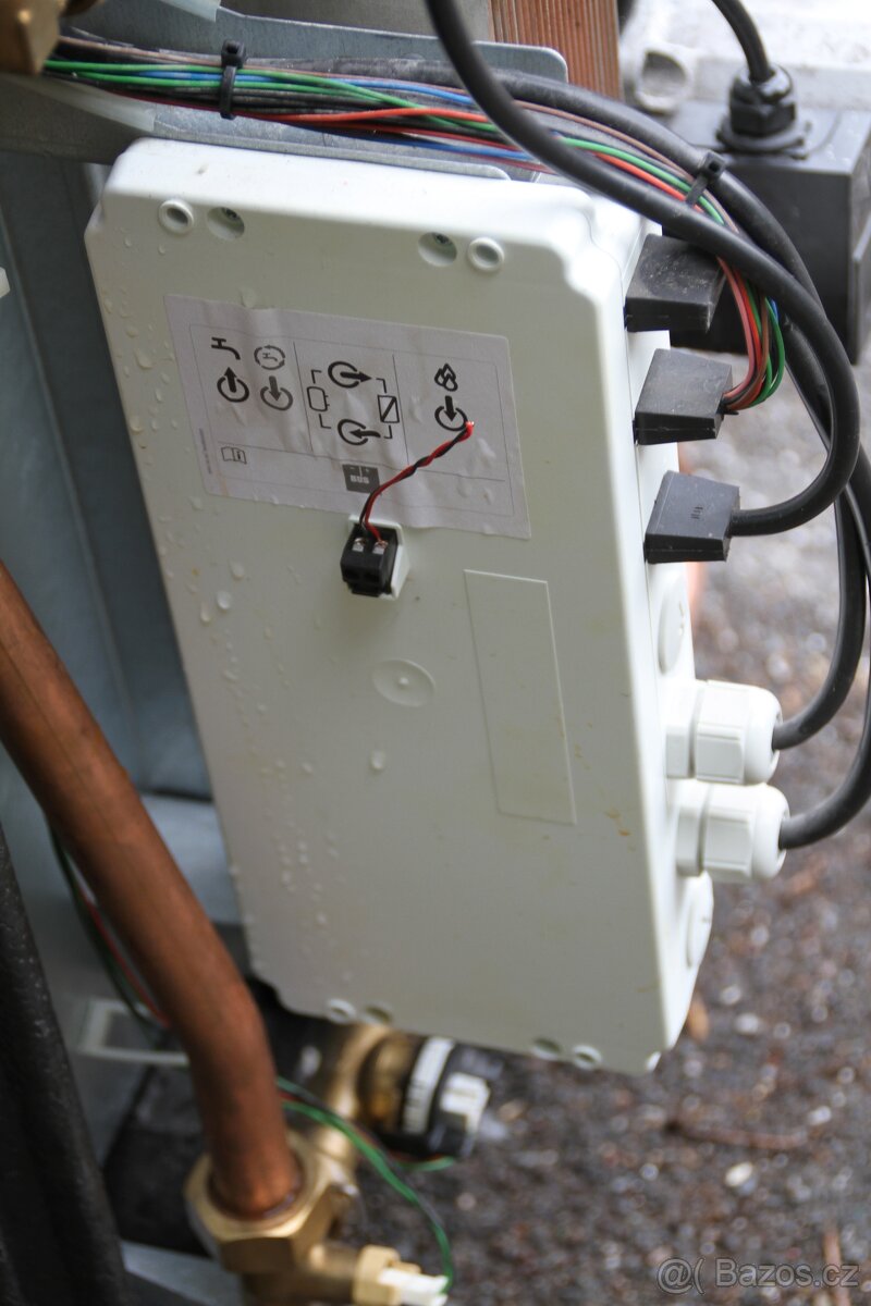 Prodám akumulační nádrž Vaillant s přímím ohřevem teplé vody - 11