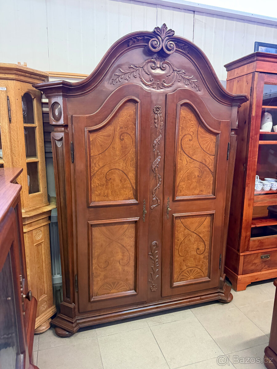 Dvoudvéřová zdobená starožitná skříň s intarzií - 11