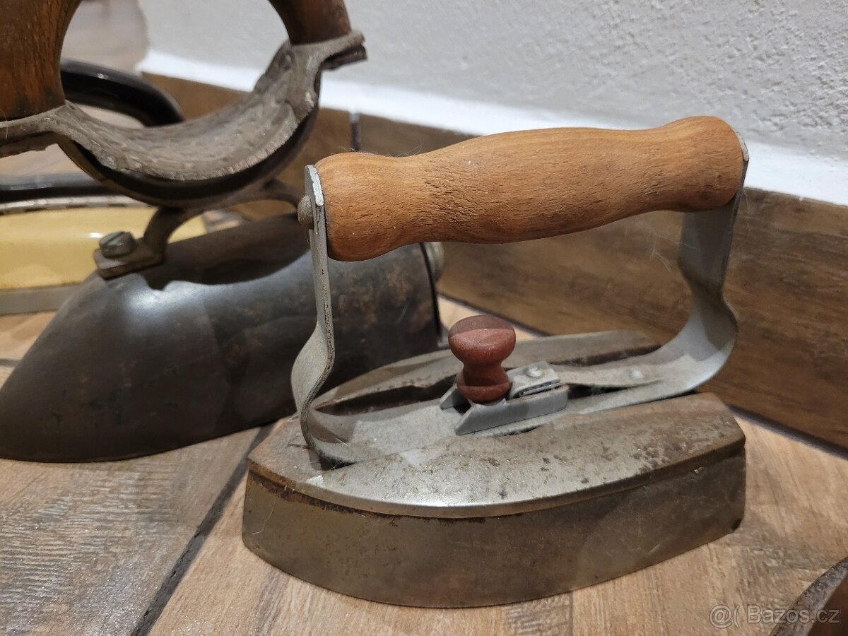 sbírka starožitných žehliček - 11