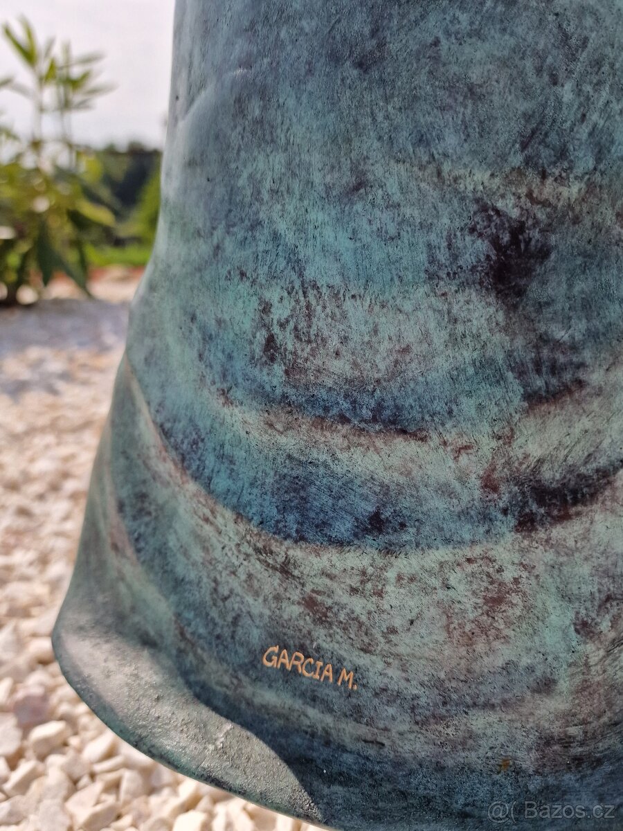 Bronzová socha - Dívka s ptáčkem - kolorovaná - 11