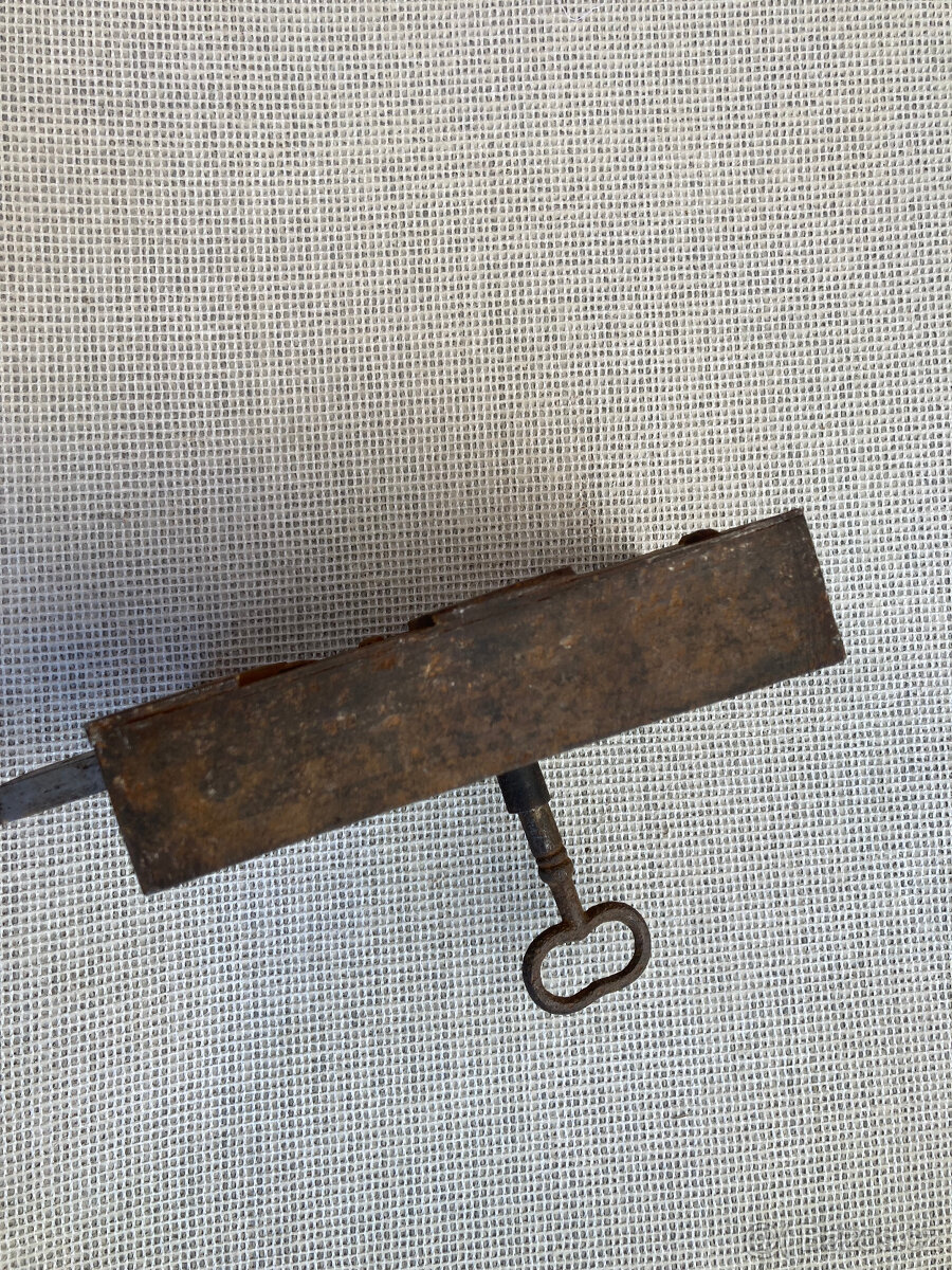 Zámek dveřní starožitný s klíčem - 11