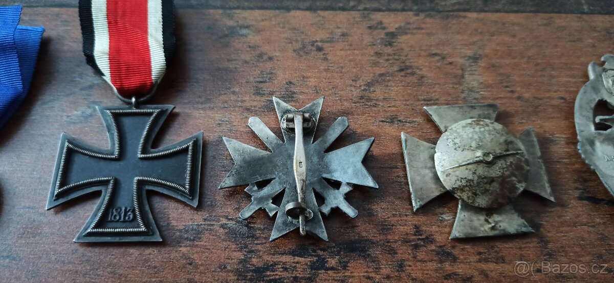 Medaile, vyznamenání, odznaky. - 11