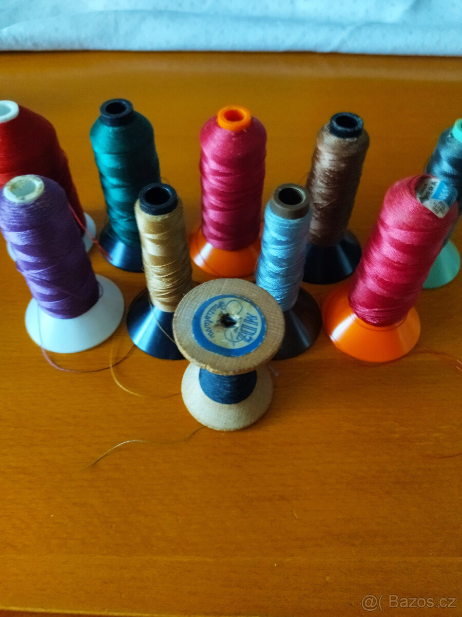 Nitě do šicího stroje, výšivka na kanavě, barvící páska do p - 11