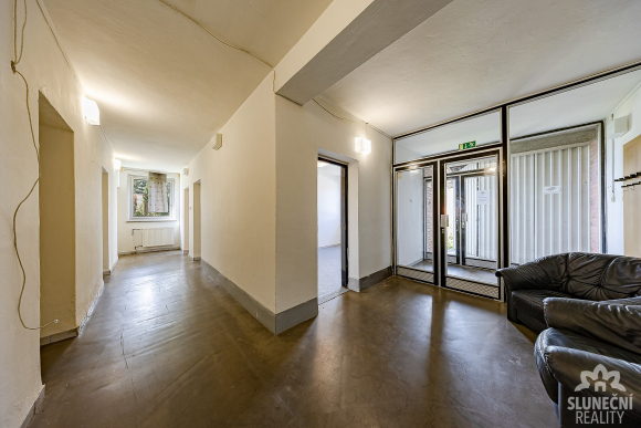 Pronájem výrobně-skladového areálu 400 m² se zázemím v Částk - 11