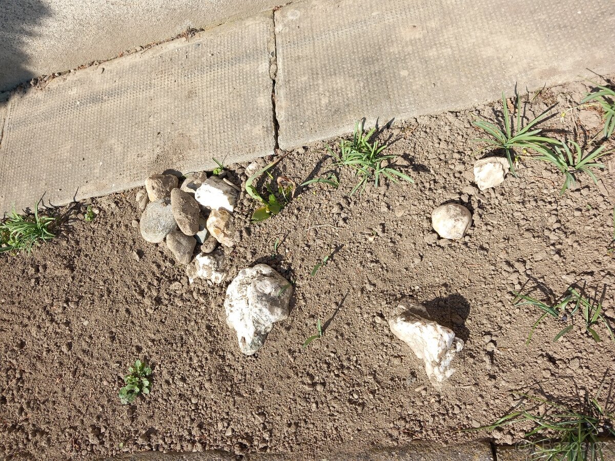 kameny, cihly, suť - 11