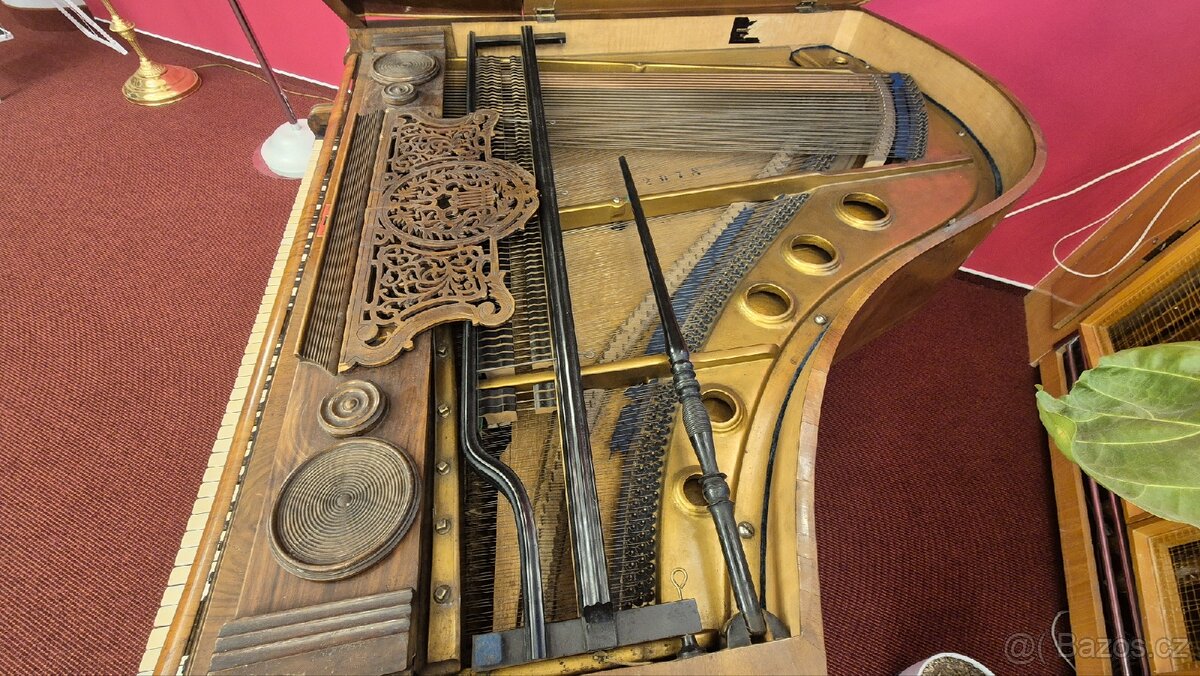 Prodám klavír nehraje a slouzi jako dekorace - 11