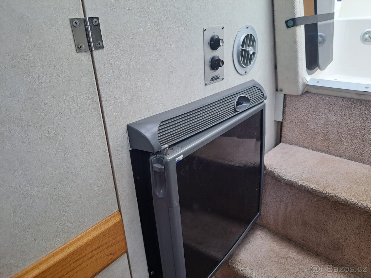 Motorová kajutová loď Bayliner 2655 - 11