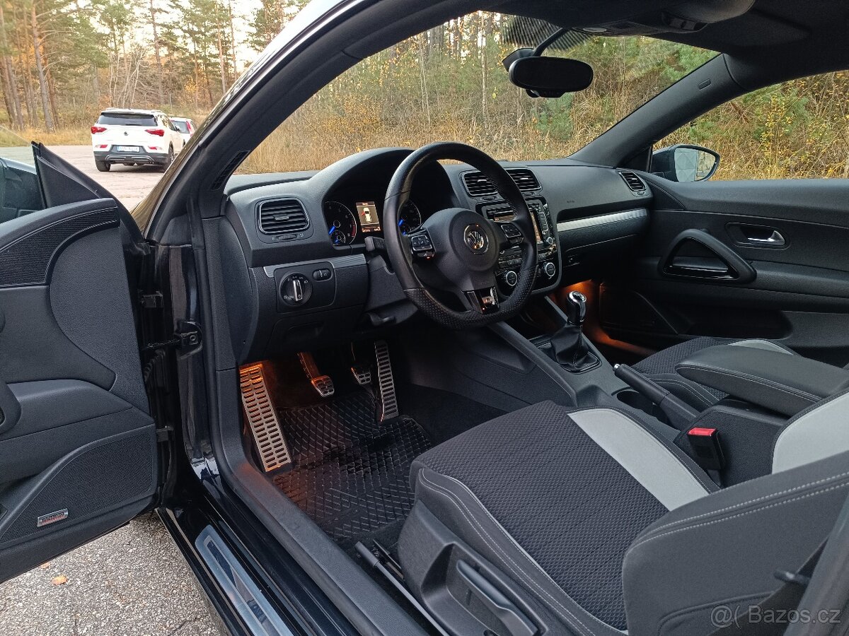 Volkswagen Scirocco R 265PS rok 2012, manuál - 11