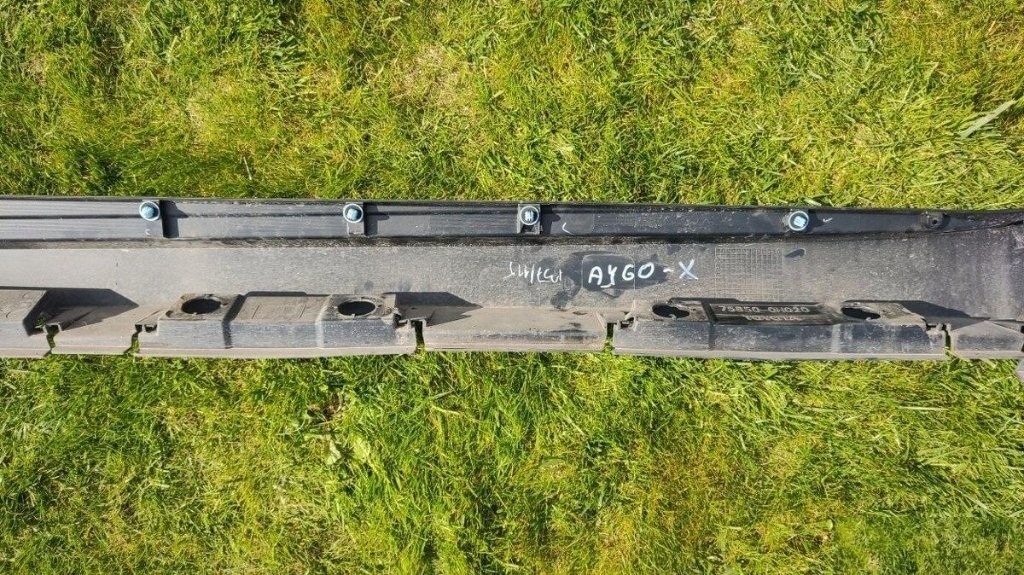 Toyota Aygo X - kryt prah podbeh / Kia Rio III 3 - maska - 11