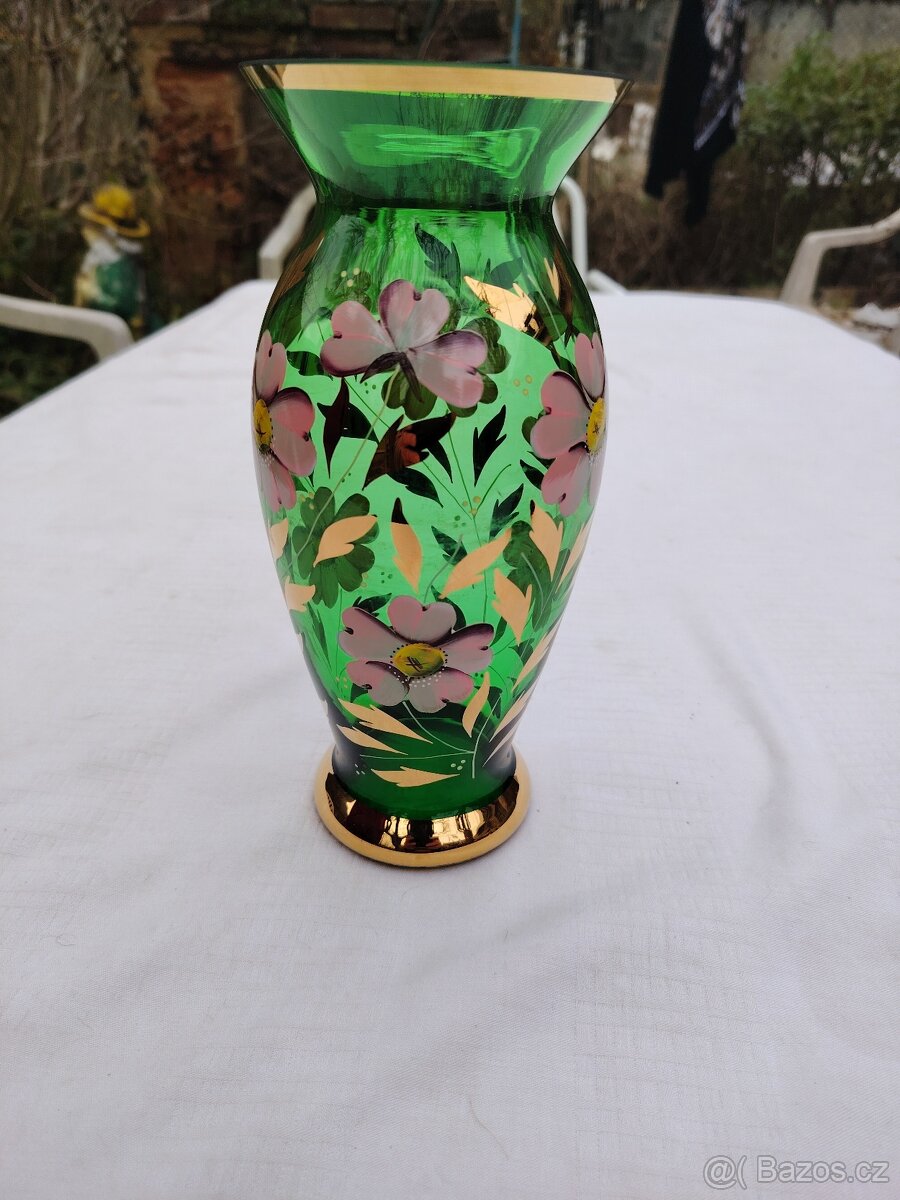 Zelená skleněná váza s květy - 11