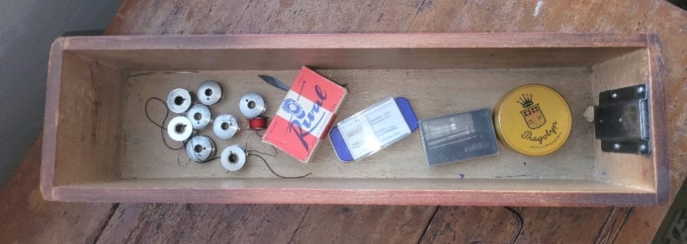 Starožitný šicí stroj Lada. funkční - 11