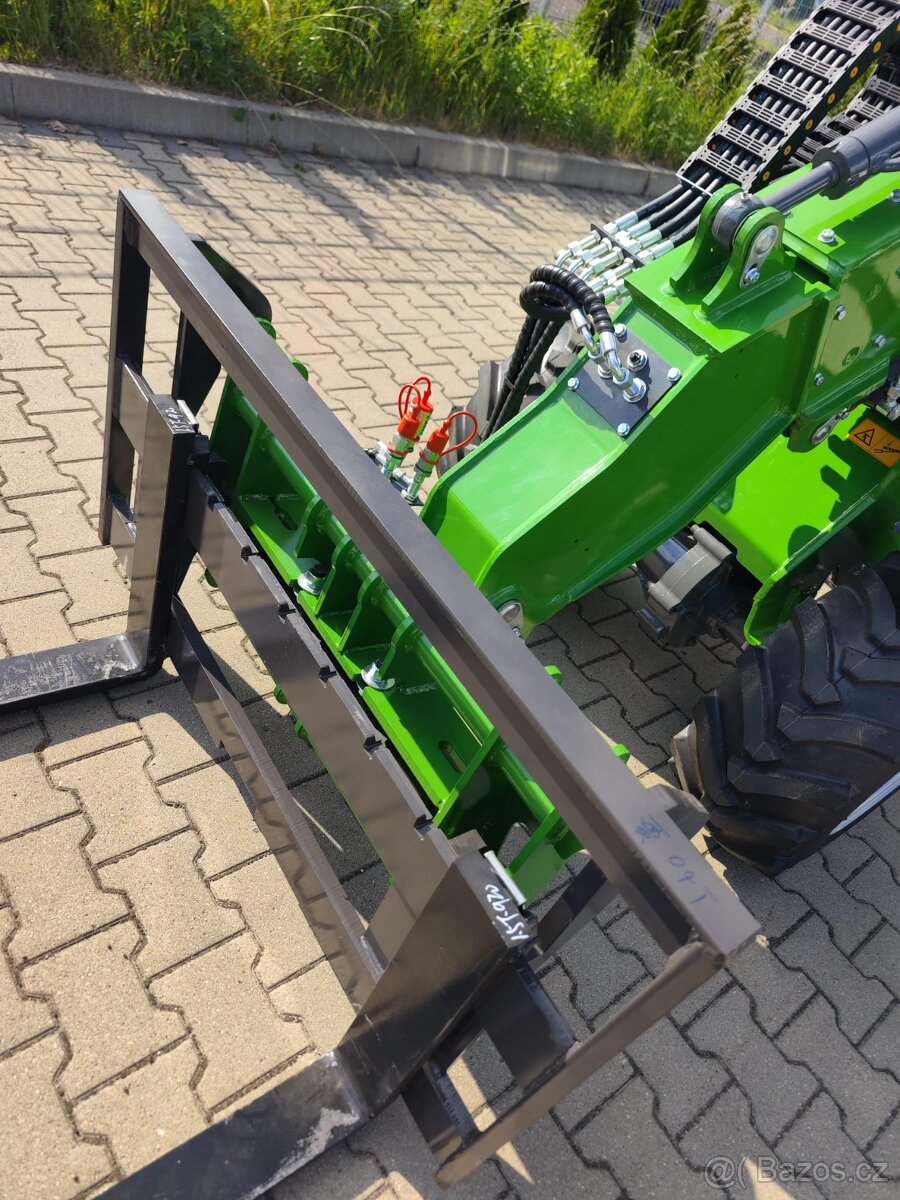 KOLESOVÝ NAKLADAČ 908T - 11