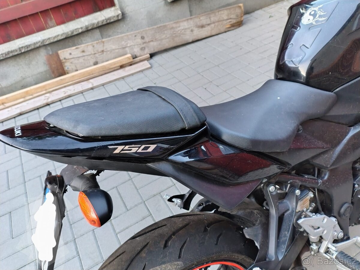 Suzuki gsr 750 - 11