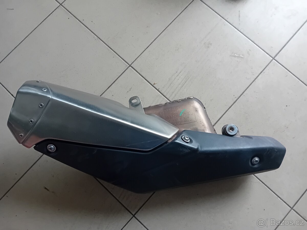 TRIUMPH STREET TRIPLE 675 R - 11