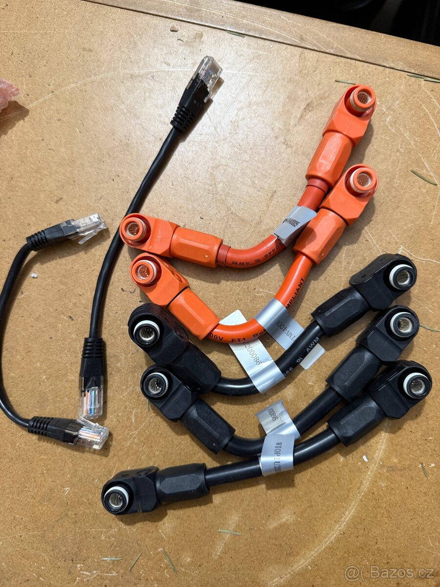 Pylontech baterie, drzaky a kabely - 11