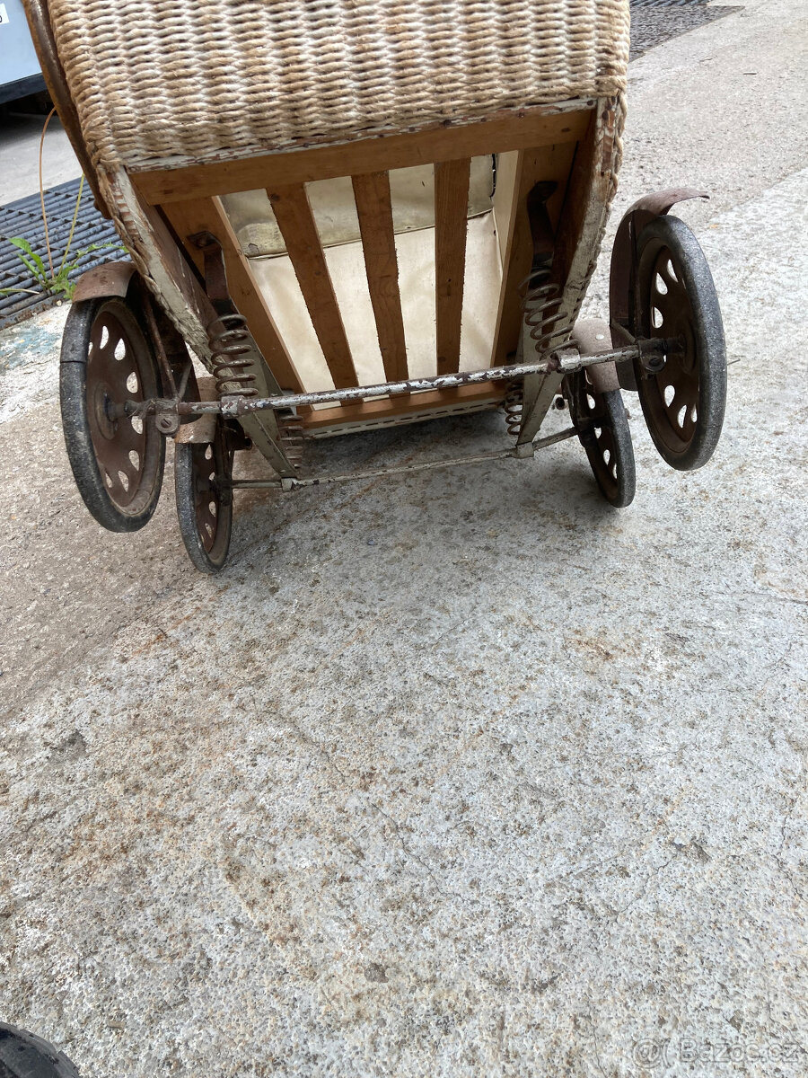 Kočárek dětský starožitný hračka za 500 kč - 11
