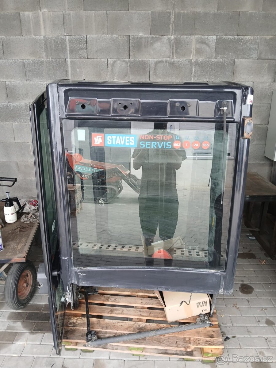 Lehce poškozená kabina bagru Kubota U56-5 - 11