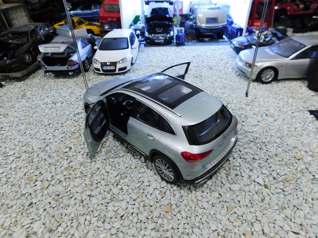 model auta Mercedes GLA 1:18 - 11