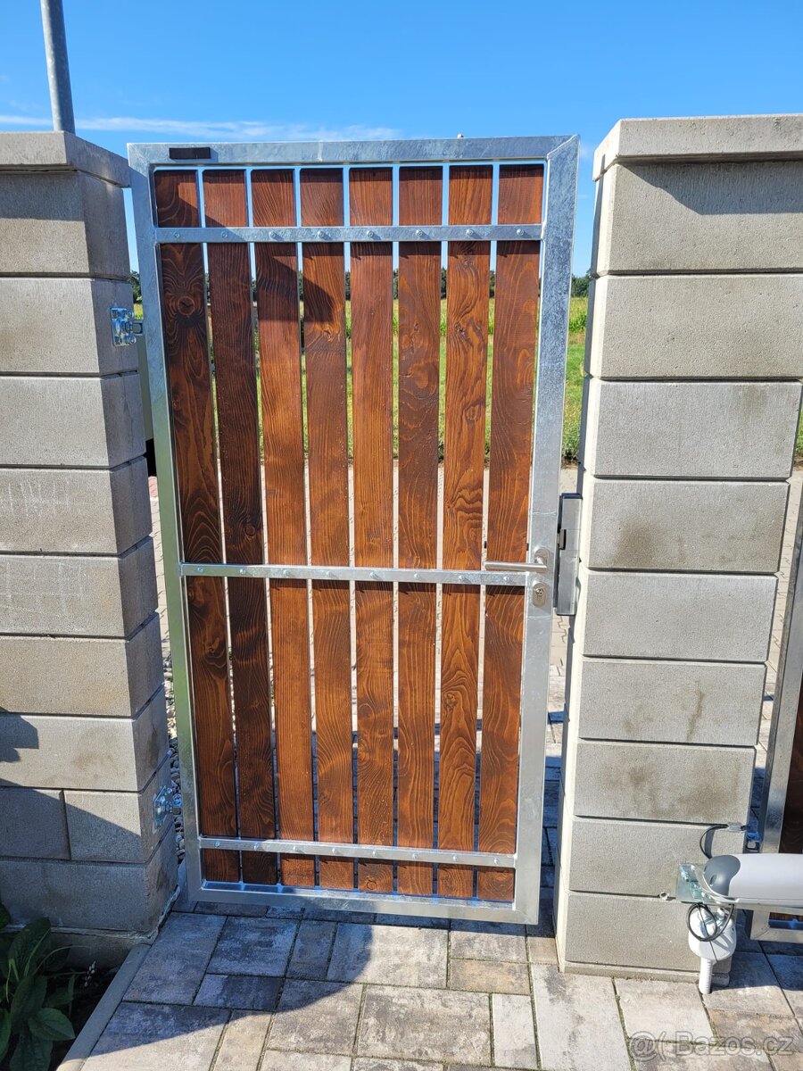Skládací brána s pohonem - výroba a montáž na míru - 11