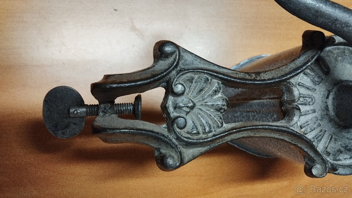 Starožitný zachovalý mlýnek na storuhanku, IDA se smaltem - 11