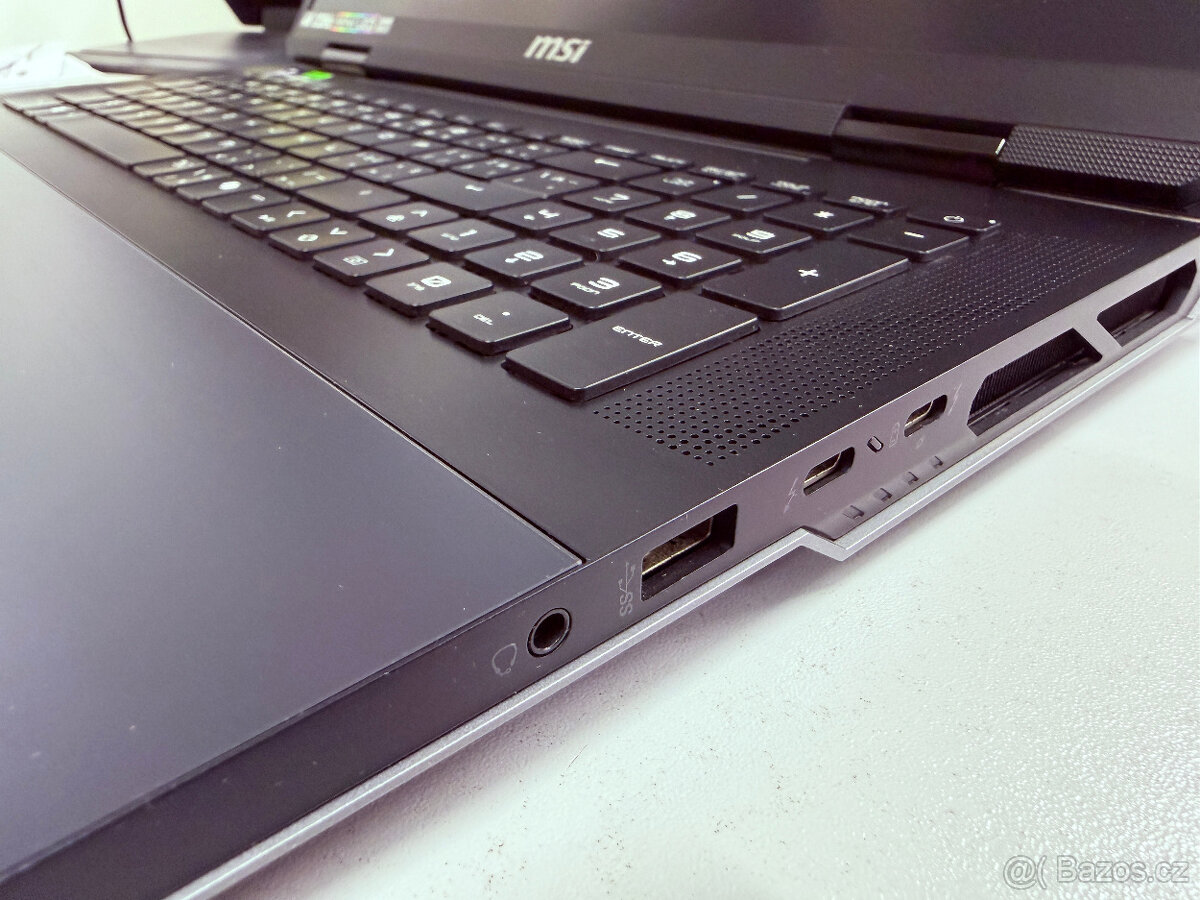 MSI TITAN 18 HX A14VIG - 11