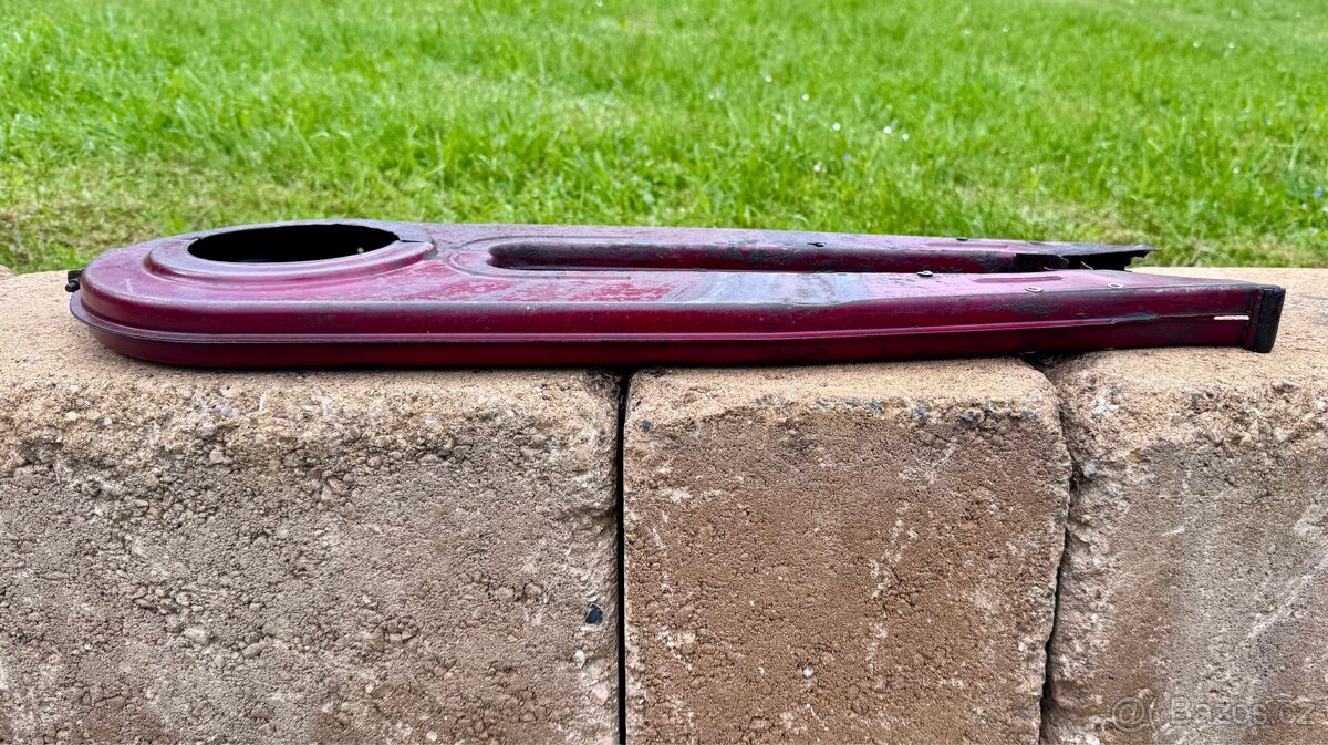 ČZ 125 175 250 - kryt řetězu - 11