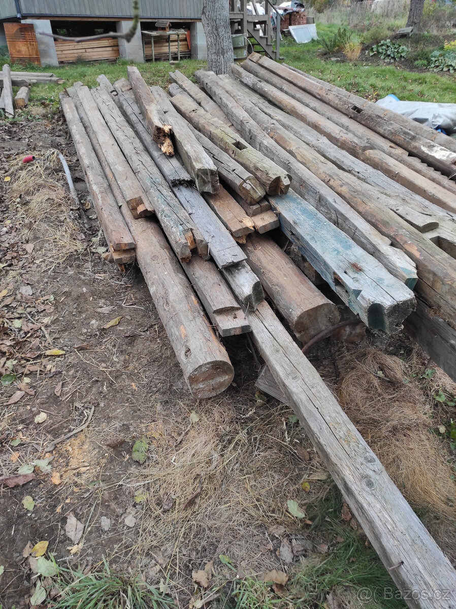 ručně tesané trámy ze střechy - 11