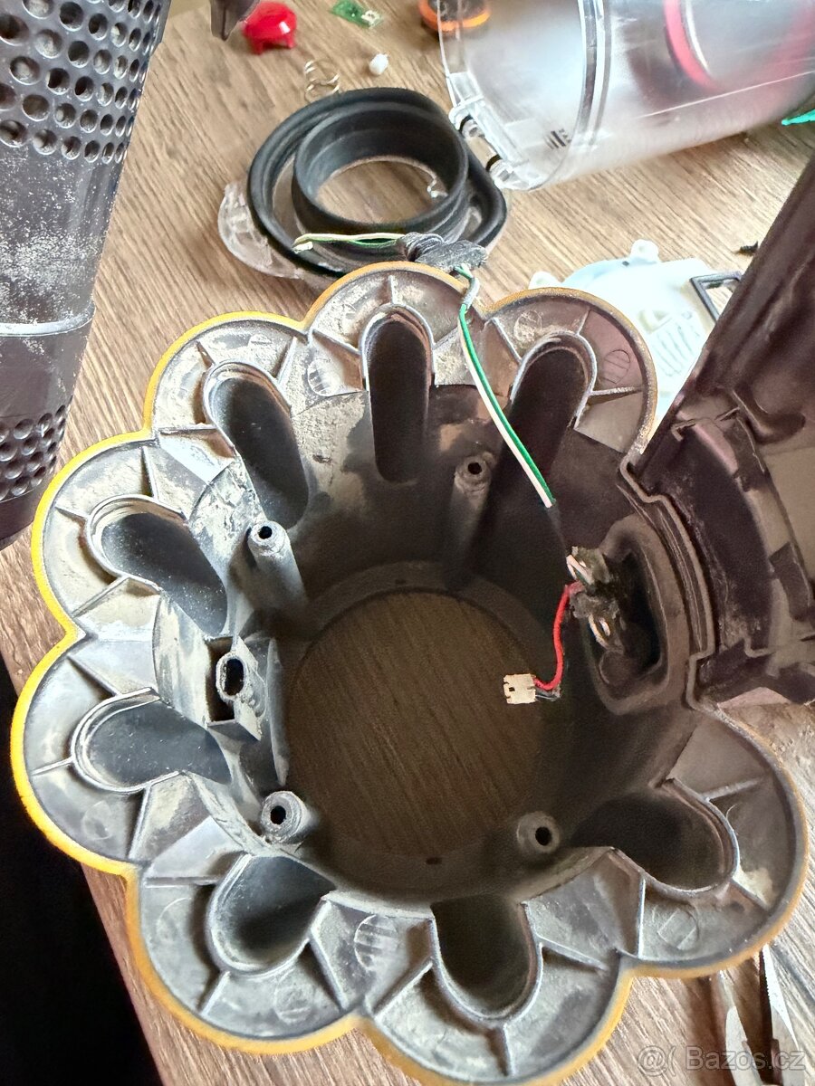 Čištění a Oprava vysavačů Dyson - 11