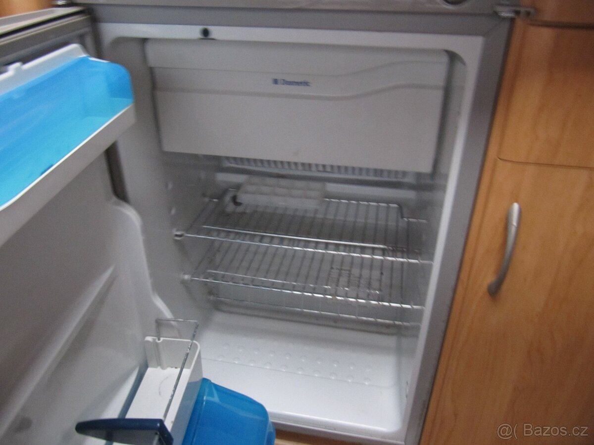 Prodám karavan Hobby 500 kmfe,r.v.2004 + mover + předstan. - 11