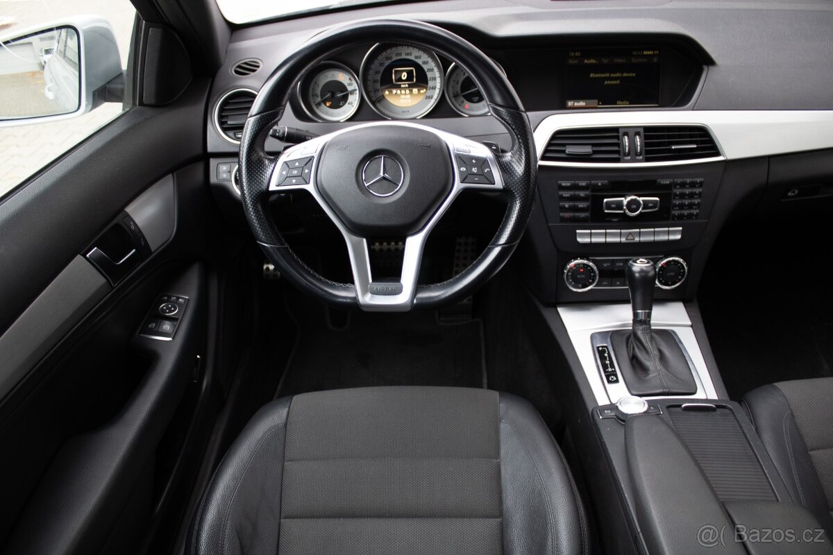 Krásný Mercedes-Benz C 250 Coupé s benzínovým motorem - 11