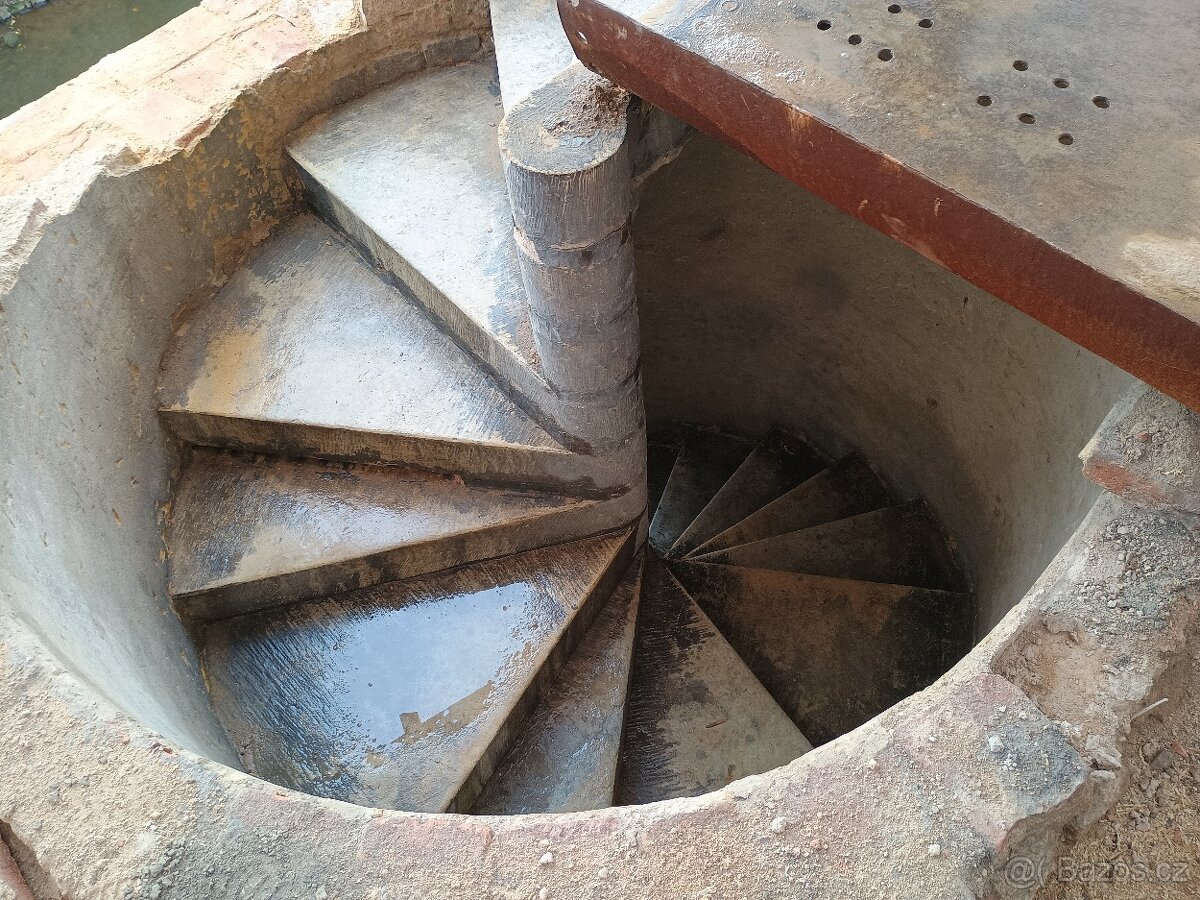 Zámecké opukové točité schodiště - 11