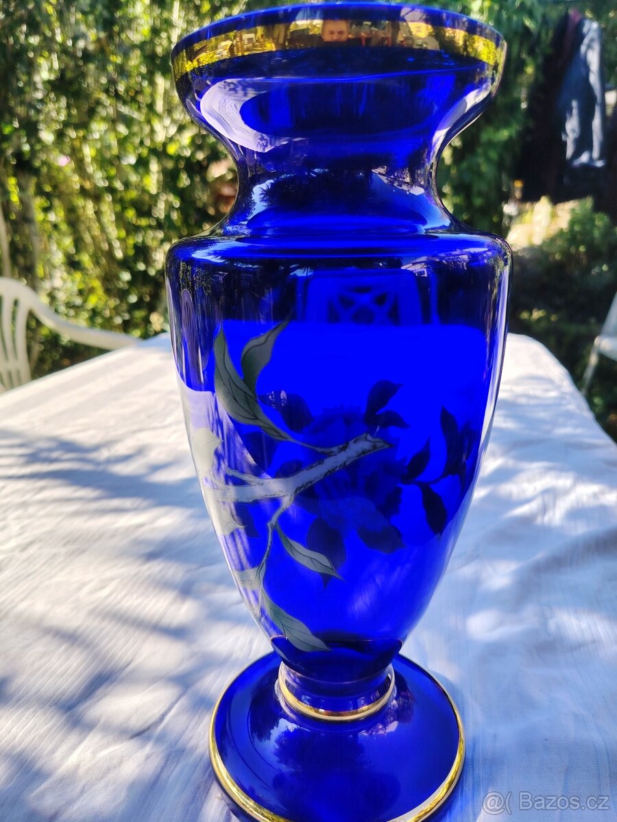 Modrá skleněná váza s květinami a pozlacením - 11