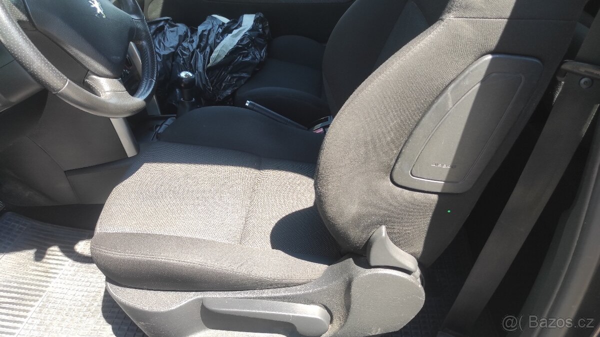 Peugeot 207 1,4 VTi benzín 70kW - 11
