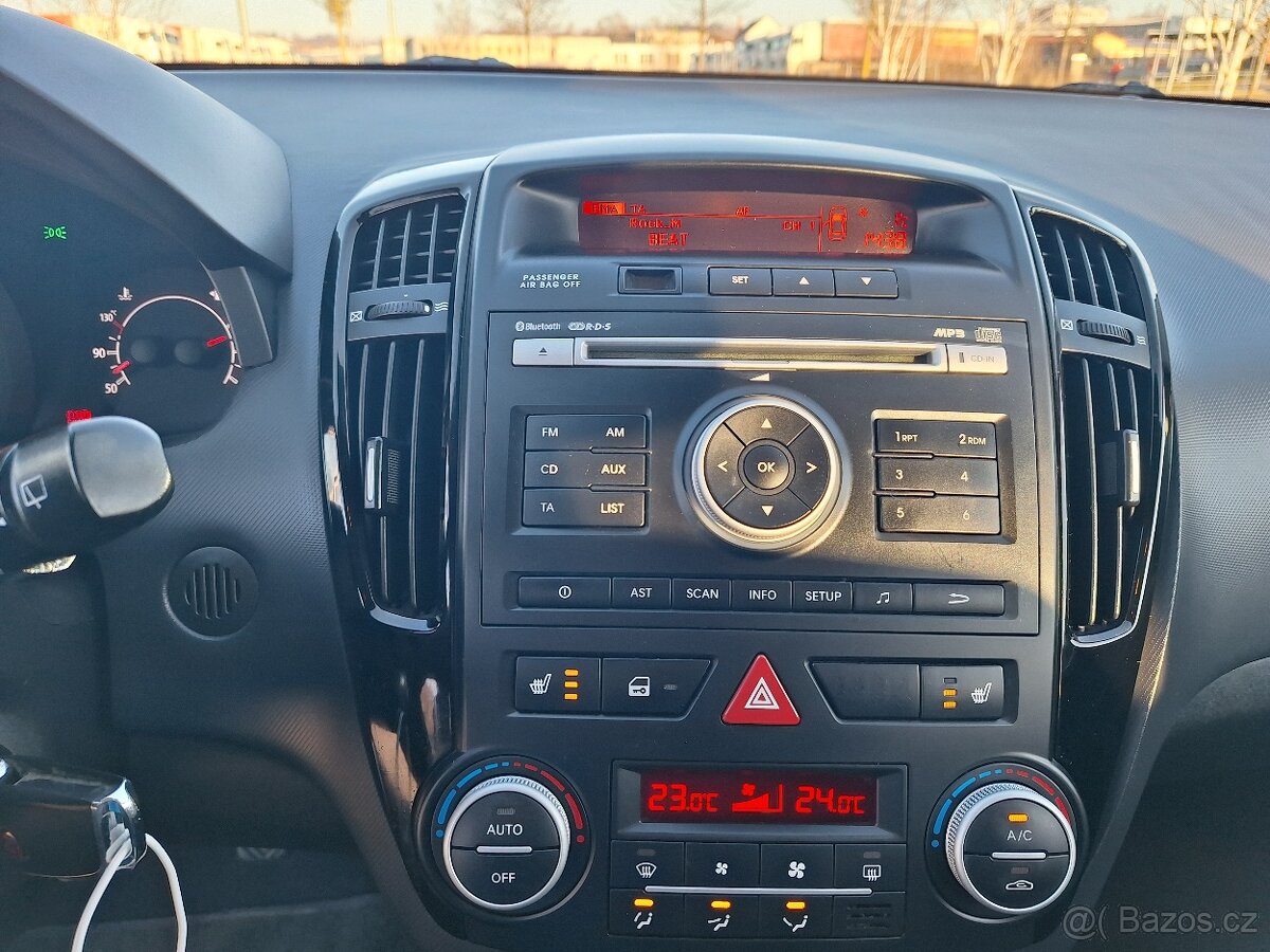 Kia ceed 1.6 CRDi Facelift MAX VÝBAVA - 11