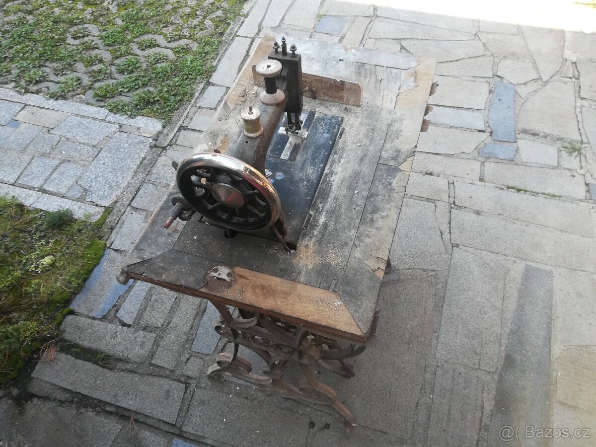 STARÝ ŠICÍ STROJ SINGER - 11
