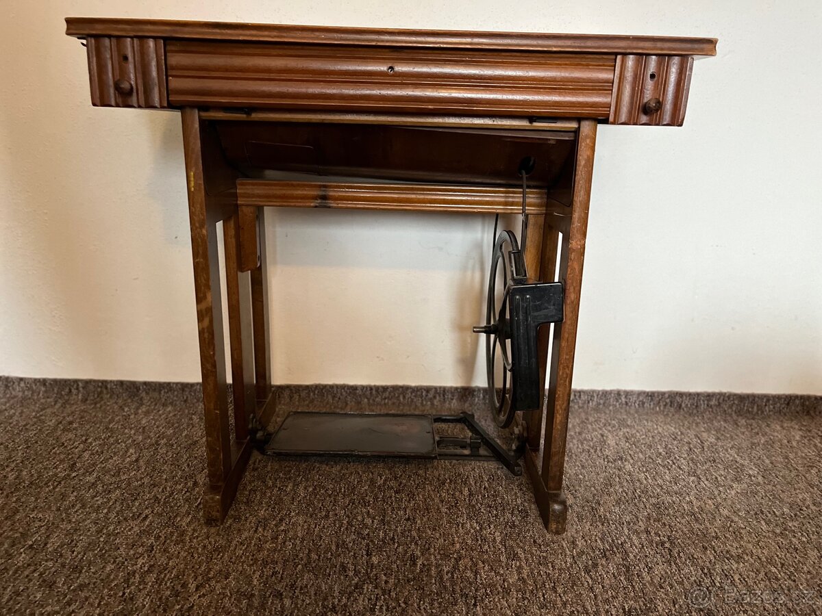 PFAFF 31 šicí stroj se stolkem - 11