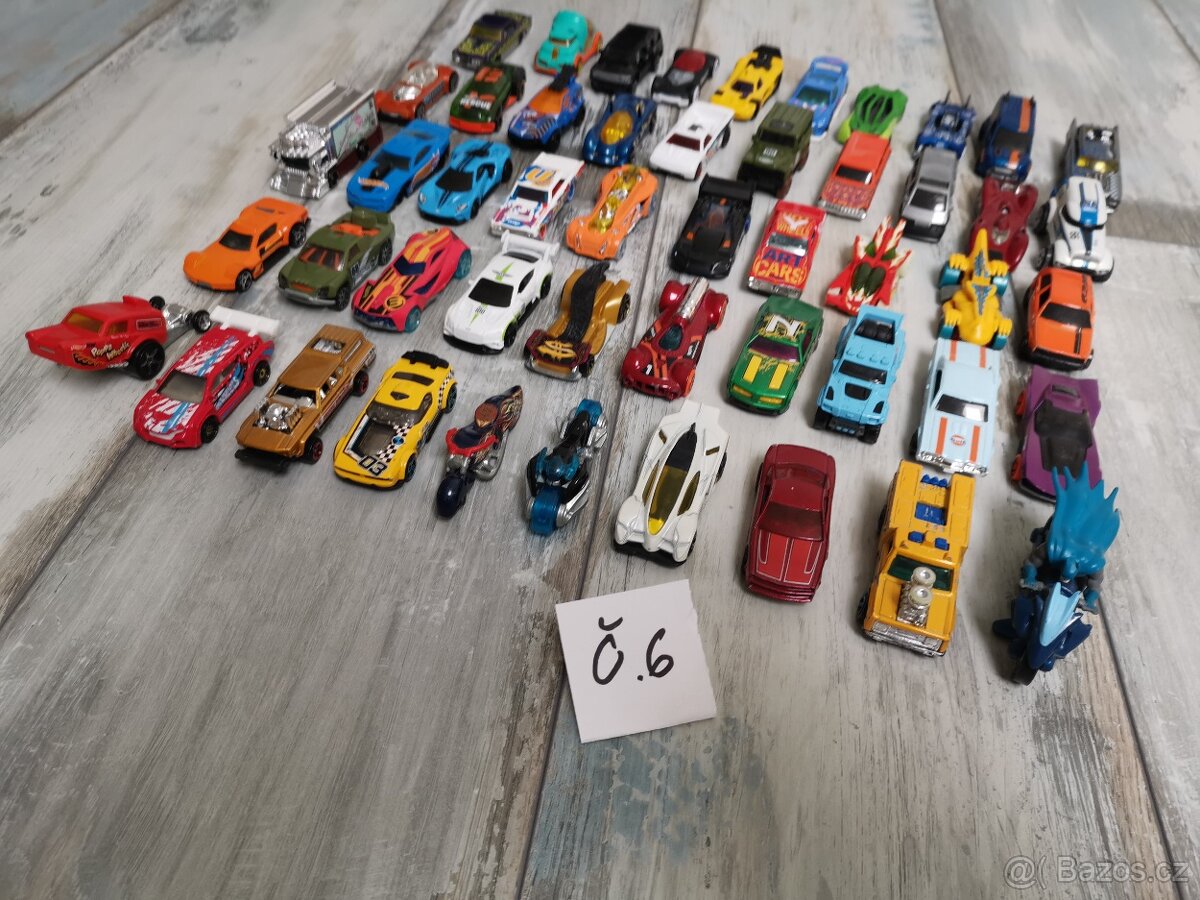 Autíčka HotWheels - 11