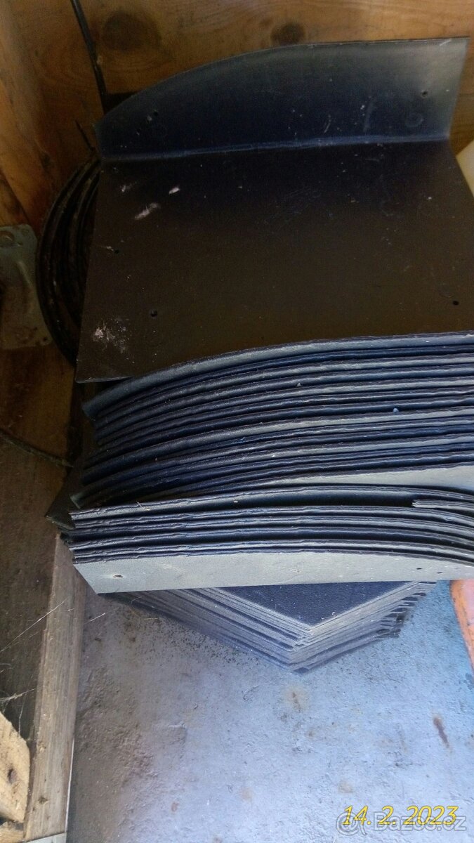 Kabel k míchačce, žárovky,dráty,sloupky,prkna trámky - 11