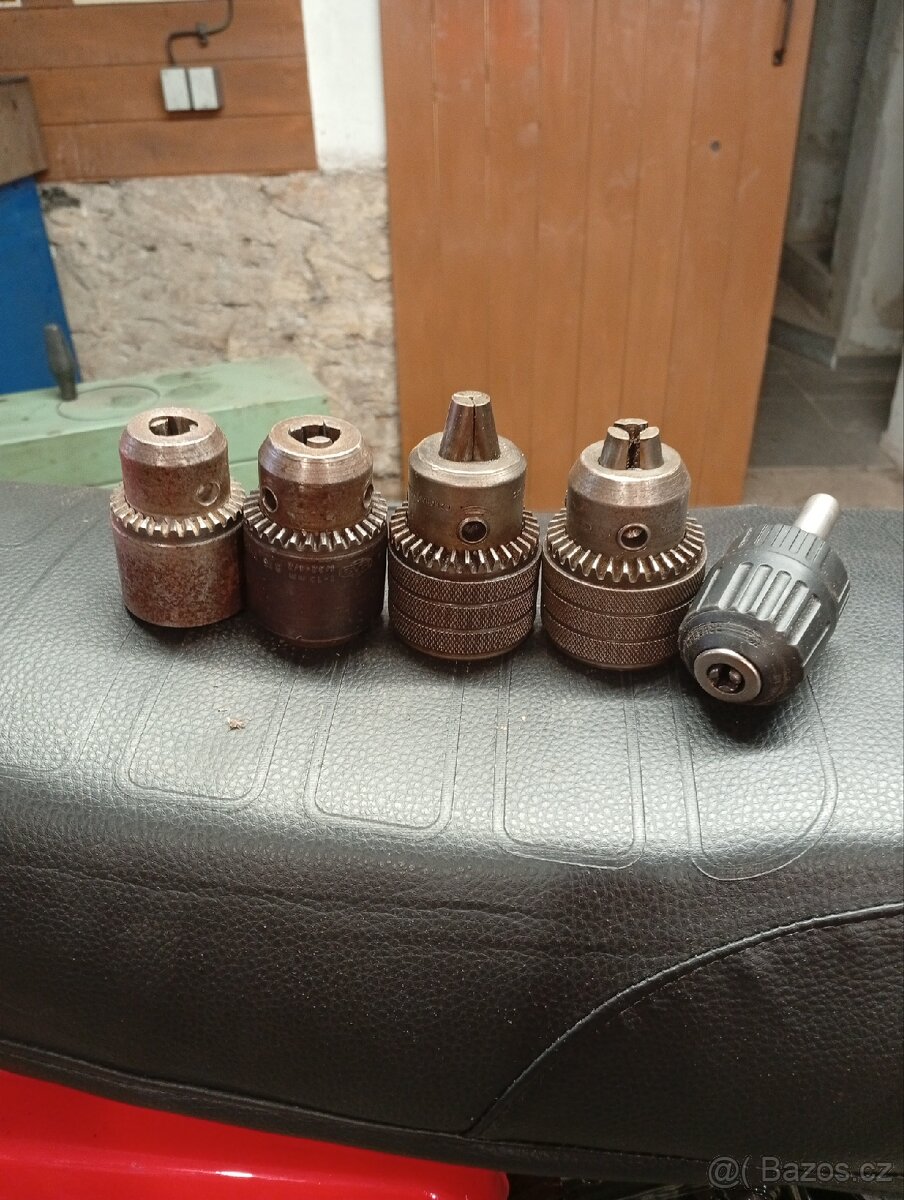 Vybavení dílny. Nabíječka, hasicí přístroj, pila - 11