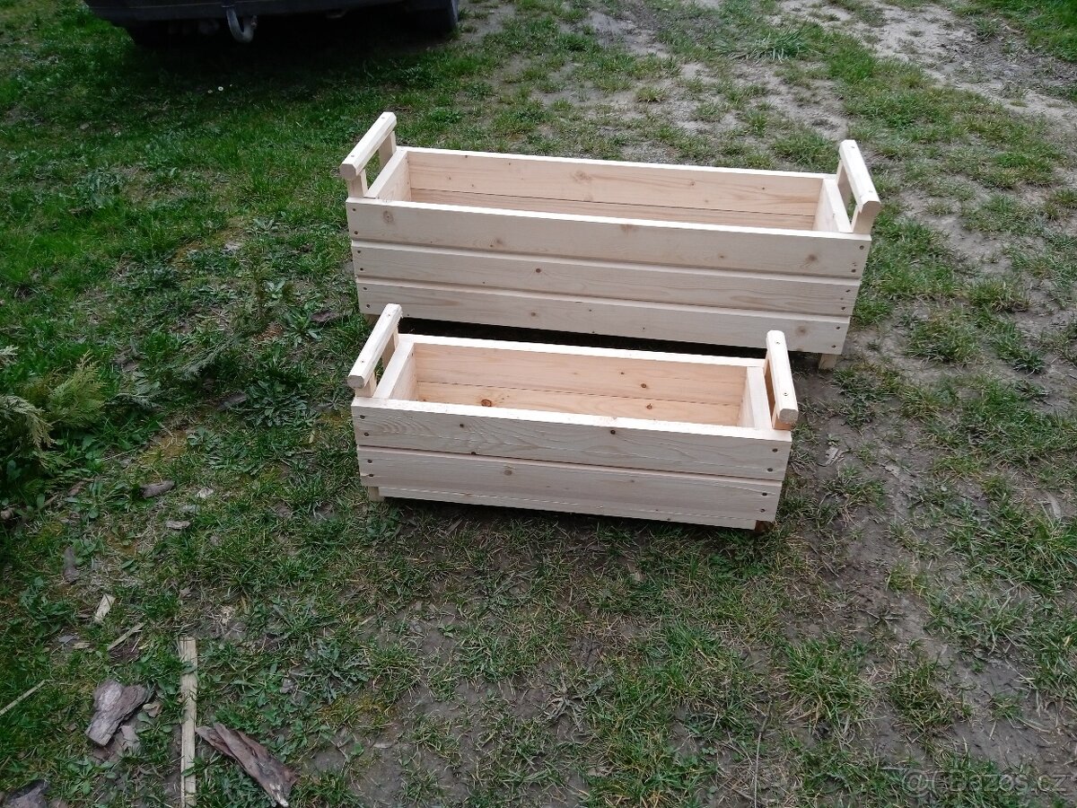 dřevěné vyvýšené zahradní záhony, květináče, jahodníky - 11