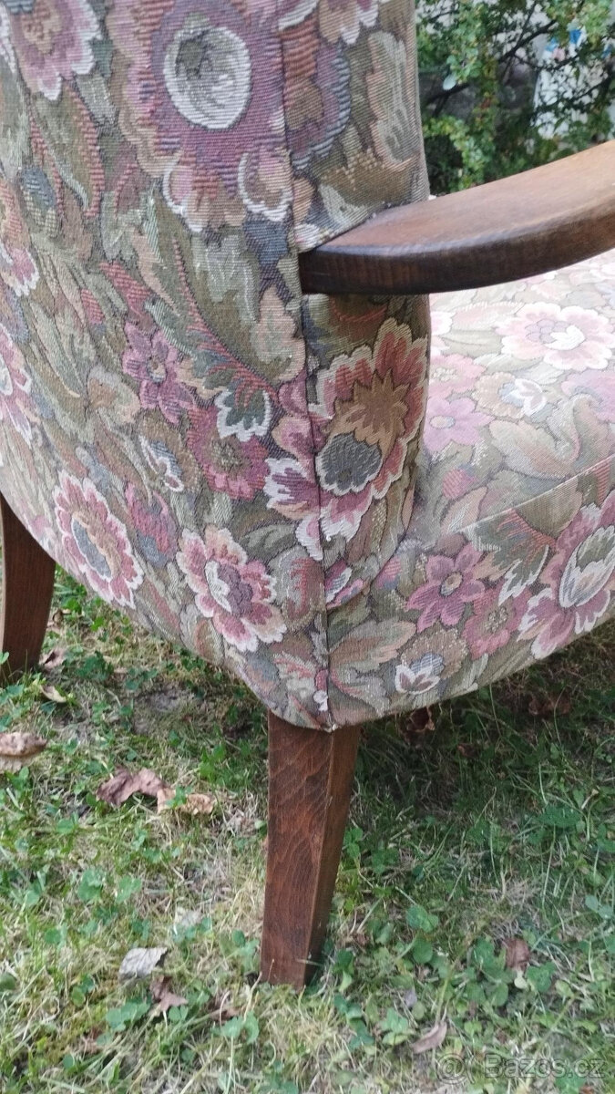 Historické křeslo s dřevěnými područkami - 11