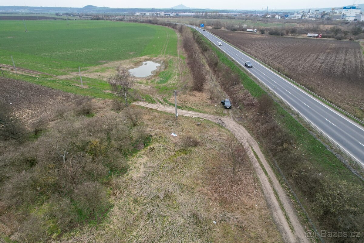 Malý pozemek u silničního přivaděče - 11