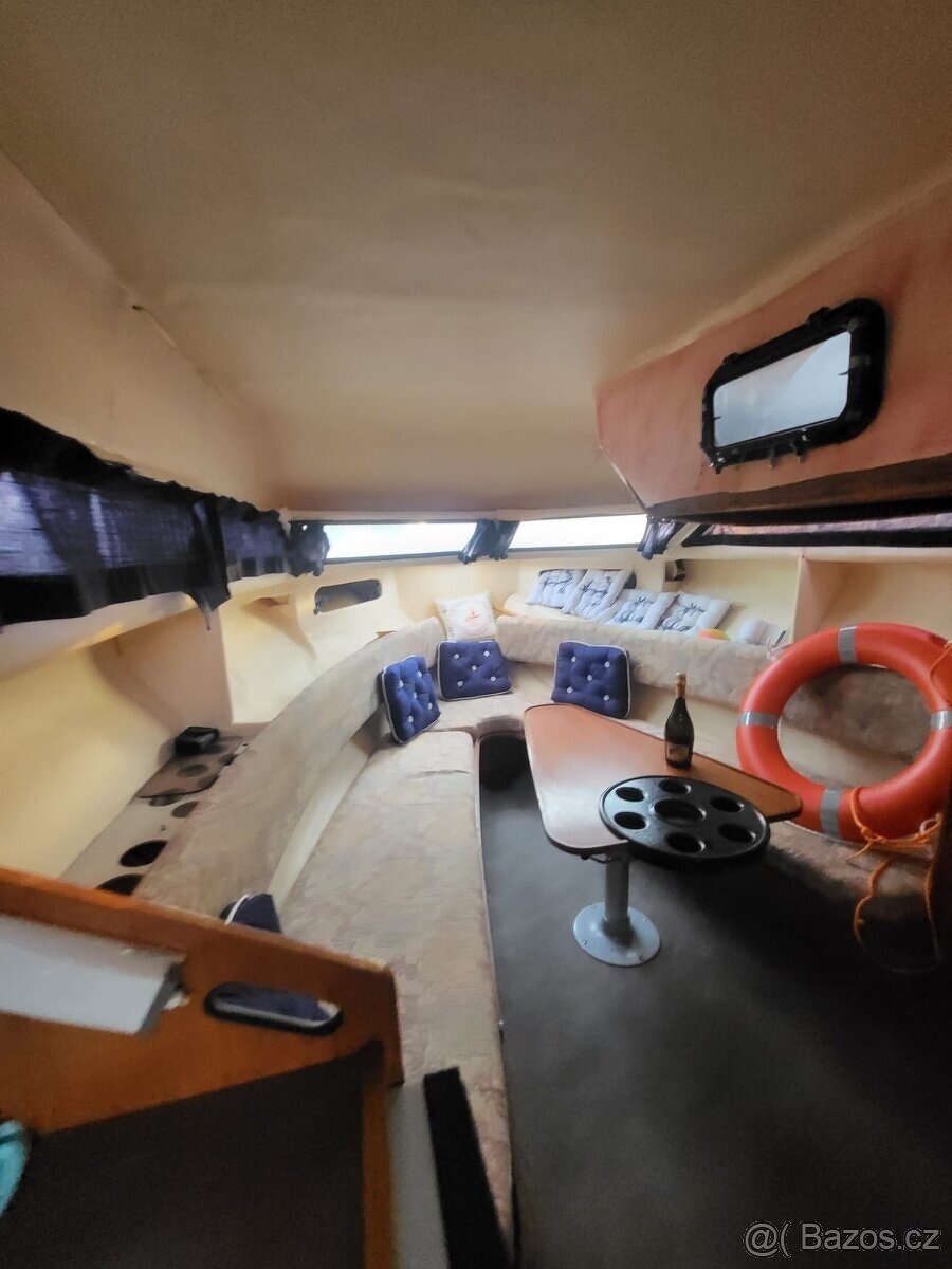 Kajutová motorová loď Draco 25 Twin Cab, zánovní vlek 3500Kg - 11