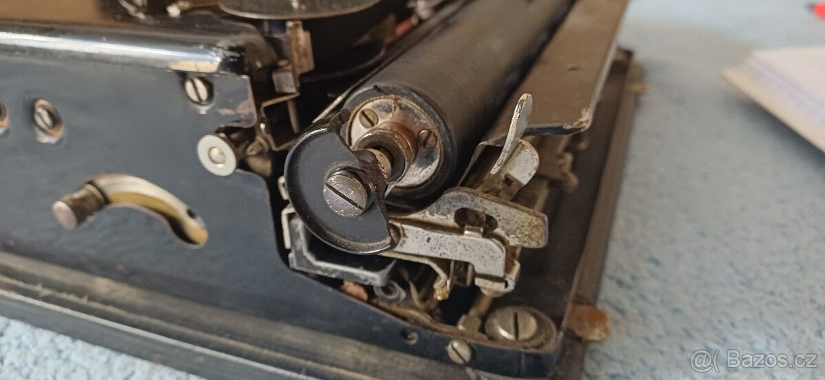 Psací stroj Remington Portable - 11