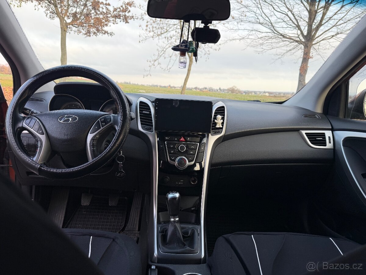 Prodám Hyundai i30 combi 1.6 88KW Najeto 72 000 Km - 11