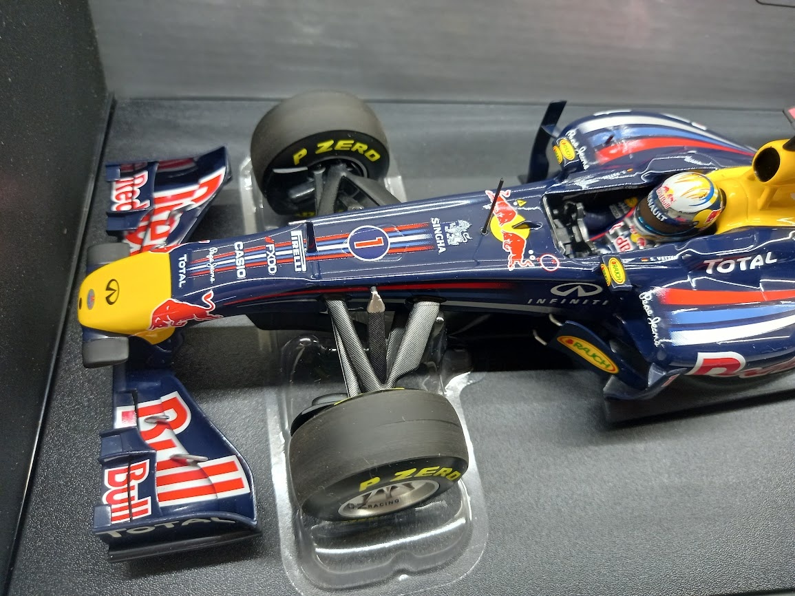 2X F1 RED BULL RB6 2010 a RB7 2011 VETTEL MINICHAMPS 1:18 - 11