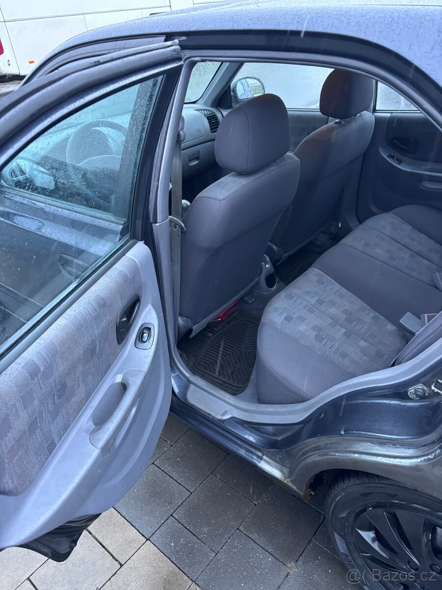 2006 Hyundai Accent - 11