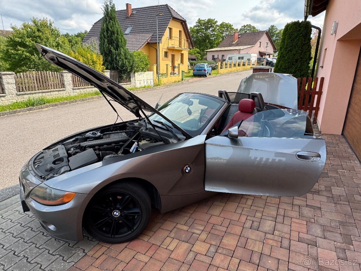 BMW Z4 2.2i (125kw) manuál, dovoz DE, červená kůže - 11