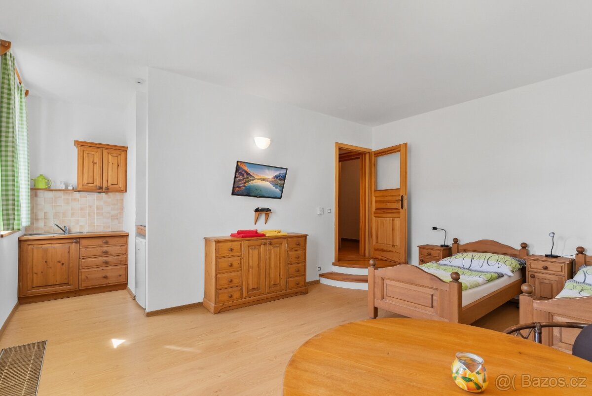 Prodej zavedeného penzionu s restaurací a velkým bytem - 11